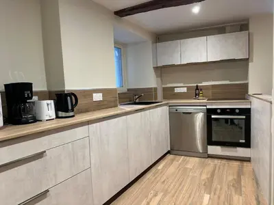 Cuisine ou kitchenette dans l'établissement La petite maison de la place