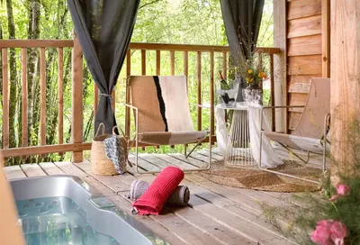 Balcon ou terrasse dans l'établissement Cabane-Spa - Cyprès si Haut