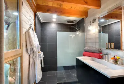 Salle de bains dans l'établissement Cabane-Spa - Cyprès si Haut