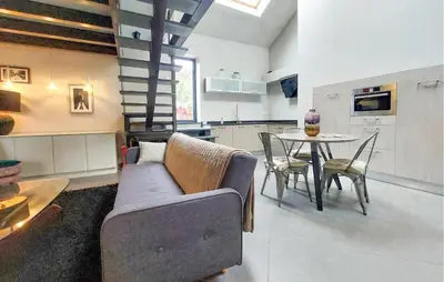 Télévision ou salle de divertissement dans l'établissement Charmante Maison Avec Piscine