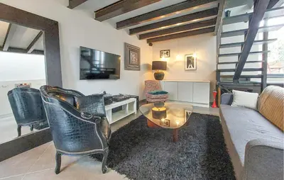 Coin salon dans l'établissement Charmante Maison Avec Piscine