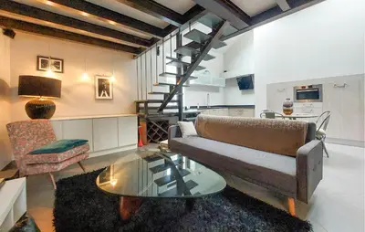 Coin salon dans l'établissement Charmante Maison Avec Piscine