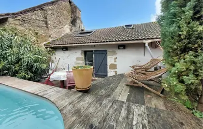 Piscine de l'établissement Charmante Maison Avec Piscine ou située à proximité