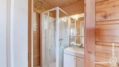Salle de bains dans l'établissement Chalet de la Gougère 2