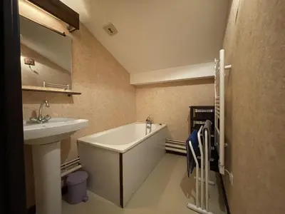 Salle de bains dans l'établissement T2 avec une vue imprenable sur la station du Liora