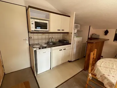 Cuisine ou kitchenette dans l'établissement T2 avec une vue imprenable sur la station du Liora