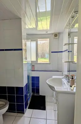 Salle de bains dans l'établissement Gîte au bord de l'eau piscine & spa