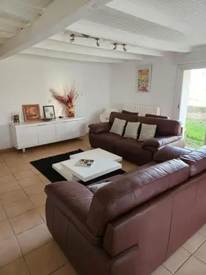 Coin salon dans l'établissement Gîte au bord de l'eau piscine & spa
