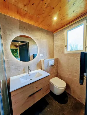 Salle de bains dans l'établissement Gîte au bord de l'eau piscine & spa