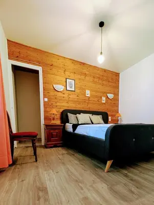 Un ou plusieurs lits dans un hébergement de l'établissement Gîte au bord de l'eau piscine & spa