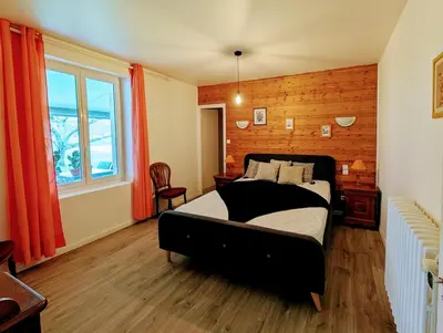 Coin salon dans l'établissement Gîte au bord de l'eau piscine & spa