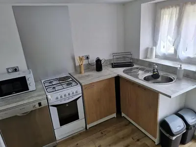 Cuisine ou kitchenette dans l'établissement Maison Cosy tout confort, 3 min Clinique et autoroute