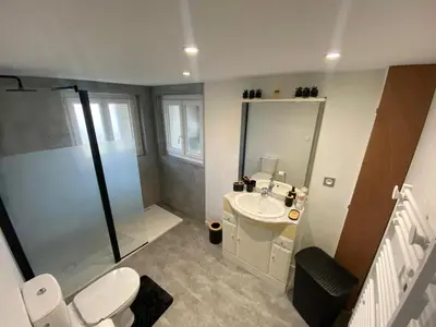 Salle de bains dans l'établissement Maison Cosy tout confort, 3 min Clinique et autoroute