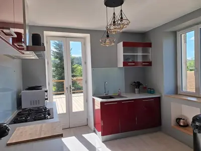 Cuisine ou kitchenette dans l'établissement Maison entièrement rénovée