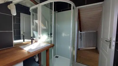 Salle de bains dans l'établissement Maison entre Sancy et Cantal, proches des lacs