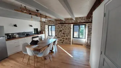 Cuisine ou kitchenette dans l'établissement Maison entre Sancy et Cantal, proches des lacs