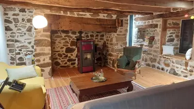 Coin salon dans l'établissement Maison entre Sancy et Cantal, proches des lacs