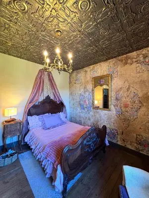 Un ou plusieurs lits dans un hébergement de l'établissement Romantic Antique Double, Shared Bath Breakfast