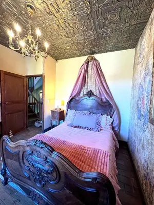 Un ou plusieurs lits dans un hébergement de l'établissement Romantic Antique Double, Shared Bath Breakfast