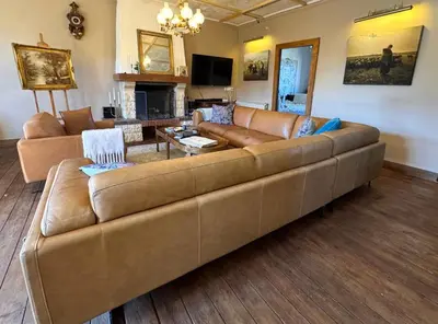 Télévision ou salle de divertissement dans l'établissement Romantic Antique Double, Shared Bath Breakfast