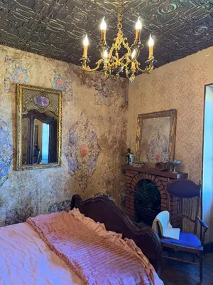 Plan de l'établissement Romantic Antique Double, Shared Bath Breakfast