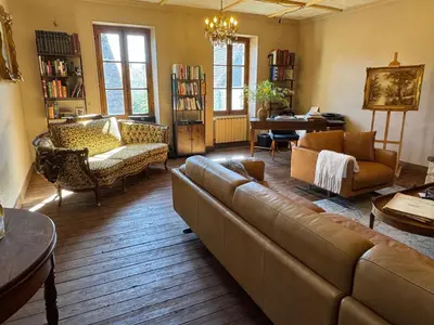 Coin salon dans l'établissement Charming 1800s Stone Home BB in Saint-Martial-le-Mont