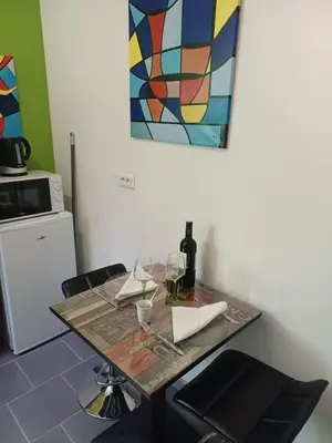 Cuisine ou kitchenette dans l'établissement La Marceline Gîte avec piscine près de Lascaux IV
