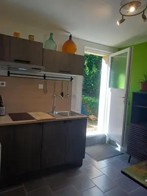 Cuisine ou kitchenette dans l'établissement La Marceline Gîte avec piscine près de Lascaux IV