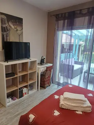 Télévision ou salle de divertissement dans l'établissement La Marceline Gîte avec piscine près de Lascaux IV