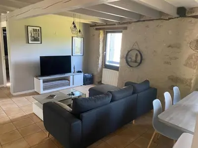 Télévision ou salle de divertissement dans l'établissement Les Hirondelles
