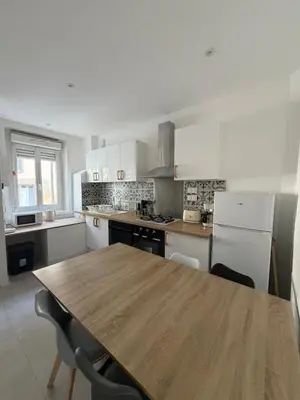 Cuisine ou kitchenette dans l'établissement La Maison des Voyageurs - 3 Chambres
