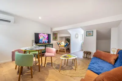 Télévision ou salle de divertissement dans l'établissement Le Temps des Yéyés, hyper centre-Climatisé-Vintage