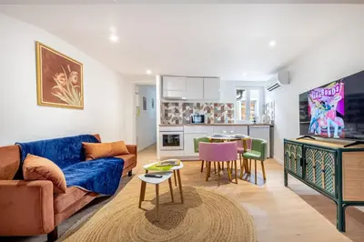 Télévision ou salle de divertissement dans l'établissement Le Temps des Yéyés, hyper centre-Climatisé-Vintage
