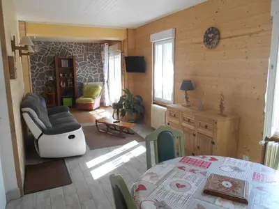 Télévision ou salle de divertissement dans l'établissement Villa Les Mimosas