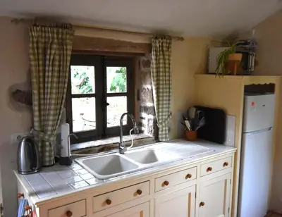 Cuisine ou kitchenette dans l'établissement Gîte Léon, Beynat, Corrèze