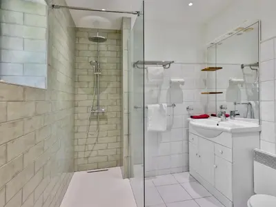 Salle de bains dans l'établissement Holiday Home La Colinoise by Interhome