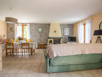 Coin salon dans l'établissement Holiday Home Chastagnol by Interhome