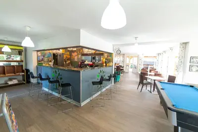 Restaurant ou autre lieu de restauration dans l'établissement Camping Les Vernieres La Bourboule Sancy