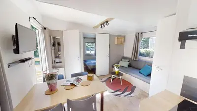 Télévision ou salle de divertissement dans l'établissement Camping Les Vernieres La Bourboule Sancy