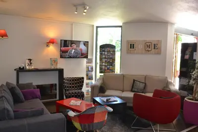 Coin salon dans l'établissement Hotel Restaurant Kyriad Brive Centre