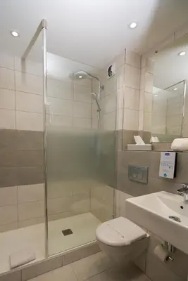 Salle de bains dans l'établissement Kyriad Limoges Sud - Feytiat