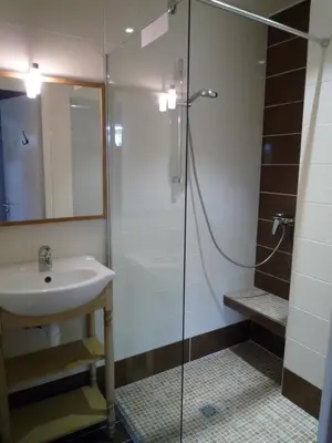Salle de bains dans l'établissement Village Vacances Château de Termes, Gîtes, Chalets, Piscine, Jacuzzi, Sauna