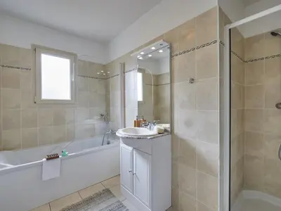 Salle de bains dans l'établissement Villa in France with Private Garden