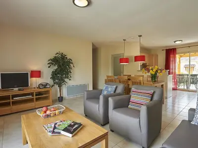 Télévision ou salle de divertissement dans l'établissement Villa in France with Private Garden