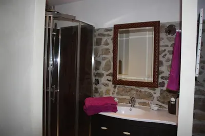 Salle de bains dans l'établissement Cantal'Temps