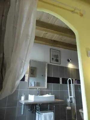 Salle de bains dans l'établissement Bergerie de Lagarrigue