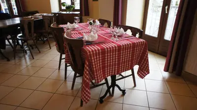 Restaurant ou autre lieu de restauration dans l'établissement Auberge De Raulhac