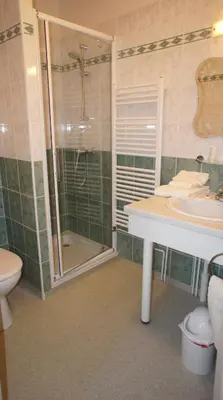 Salle de bains dans l'établissement Auberge De Raulhac