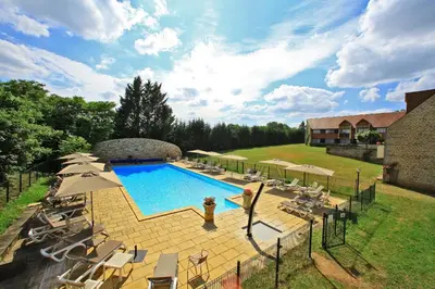 Piscine de l'établissement Hôtel Restaurant du Château ou située à proximité