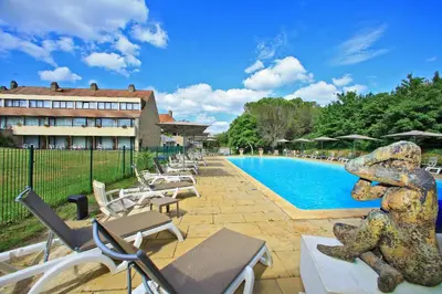 Piscine de l'établissement Hôtel Restaurant du Château ou située à proximité